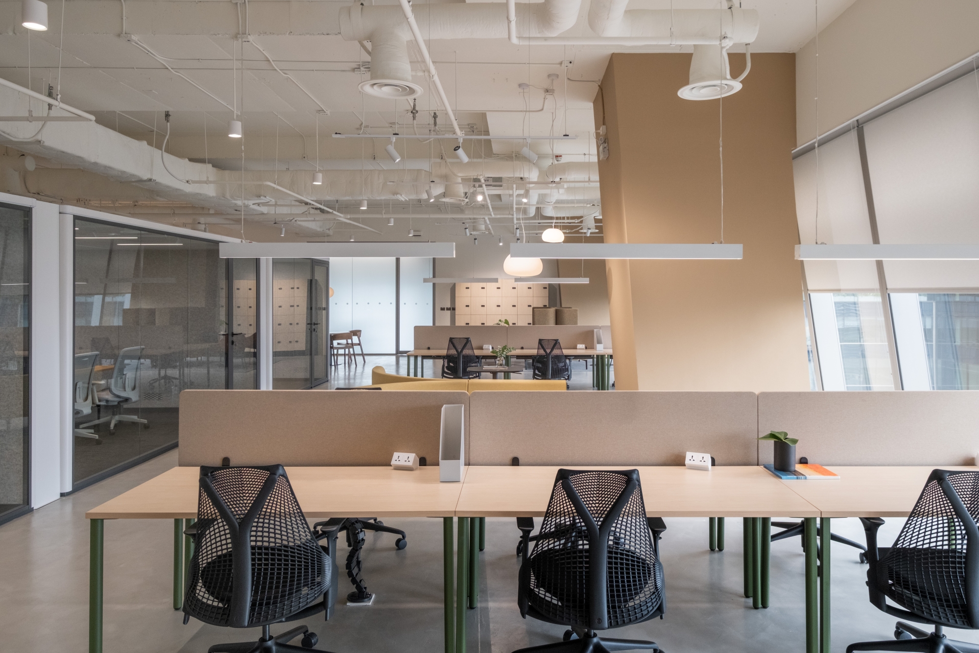 Efficient meeting area enabled by thoughtful office space planning